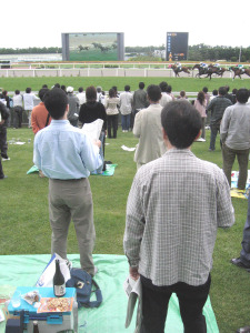 「そのまま、そのまま」を連呼する風景。６月１８日、函館競馬場のスナップから。