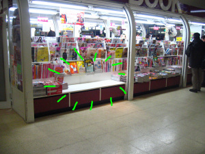 JR札幌駅・東口のキオスク。女性向けの雑誌が…。