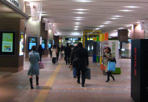 きょう、ＪＲ札幌駅東口付近（２１時３０分）。