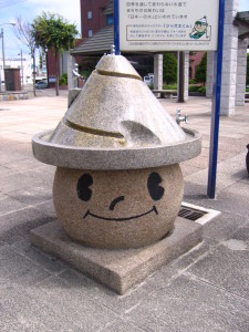 ＪＲ倶知安駅前にあるじゃが太くんの石像。