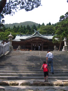 駒ケ岳の畑に行く前に、函館八幡宮へ。